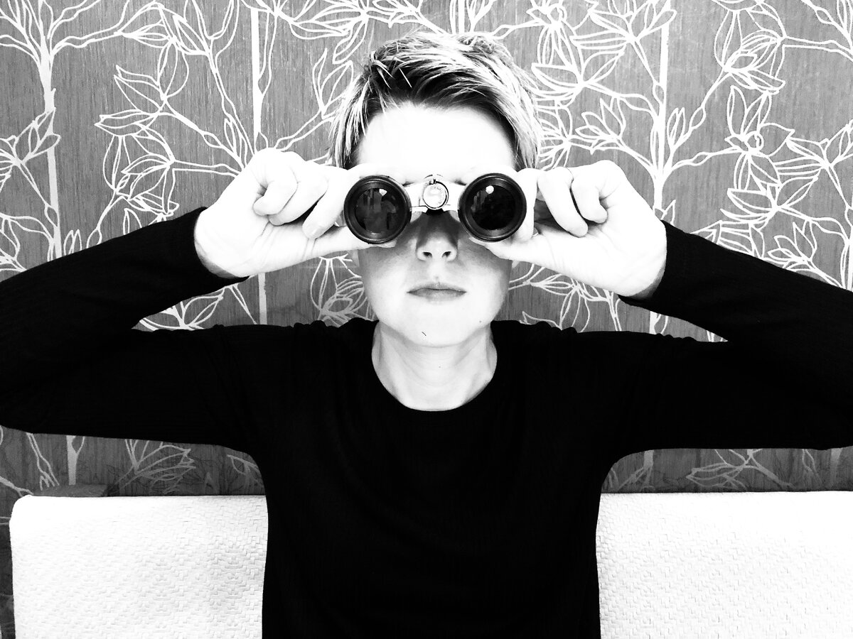 Люди практически не умеют следить за своими мыслями и отлавливать среди них негатив, чтобы перемещать фокус на позитив