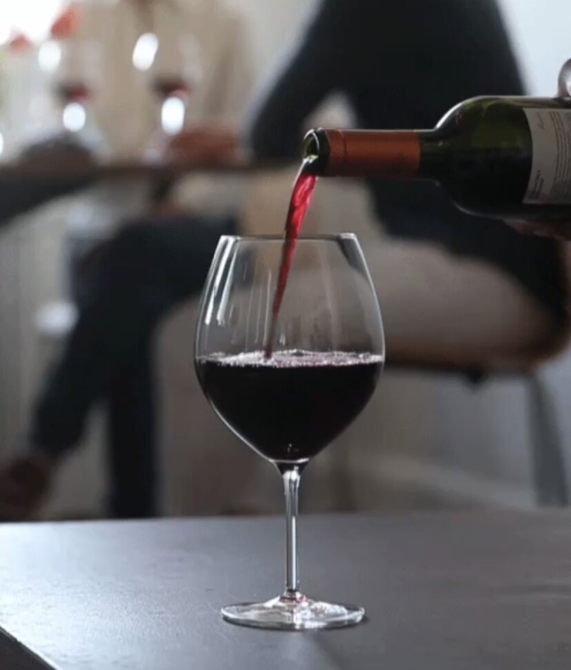 Вино наливают в бокал