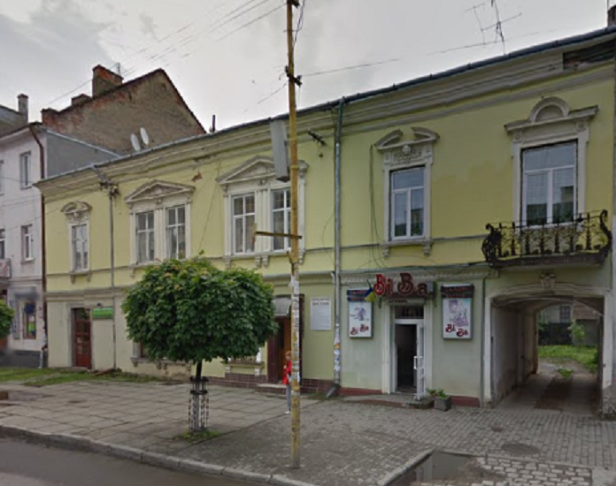 Фото с интерактивной карты гугла. В этом доме я родилась (он тогда желтым не был). Три окна на втором этаже слева - окна нашей квартиры. Дом в самом центре города. В мое время это была улица Ленина, теперь улица Тараса Шевченко.