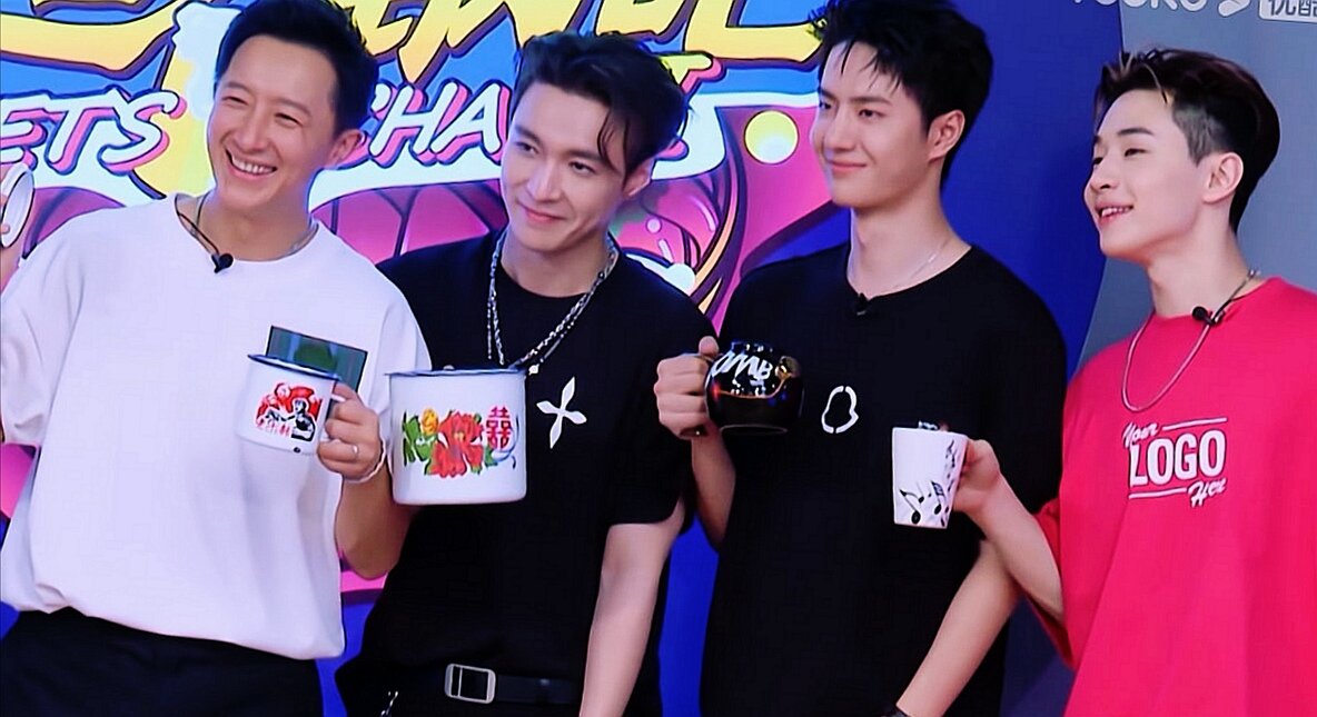 Шикарные парни с шикарными кружками. Тут тоже у каждого своя идея😆. Хань Гэн: мне только попробовать... Исин: маловато будет! Ибо: I'm a sex bomb💣 Генри: музыка нас связала... 🎶