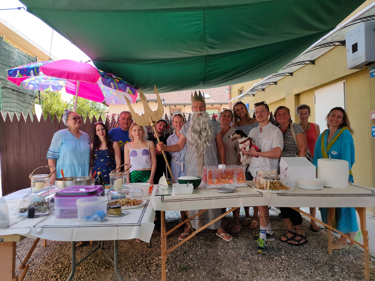 К праздничному обеду готовы! У Нептуна Станислава - самая большая вилка. 