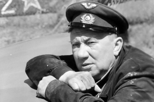 Алексей Смирнов в роли механика Макарыча в фильме "В бой идут одни "старики""