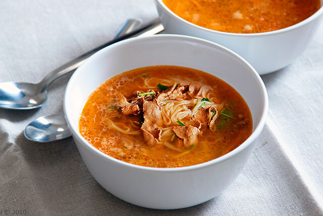 Ароматный, сытный, наваристый супчик особенно актуален в холодные дни, когда так хочется согреться и съесть что-то особо вкусное. Мясной суп с лапшой довольно просто готовится, если знать некоторые кулинарные хитрости и основные принципы приготовления супов. Именно об этом пойдет речь в данной статье, прочитав которую вы точно будете знать, как именно нужно готовить вкуснейший суп из мяса и лапши.