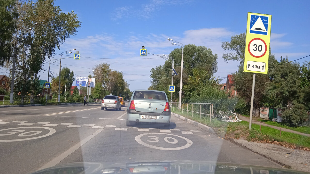 Если приблизить фото, то на багажнике идущей впереди Рено можно заметить странное отверстие... В них что, стреляли? 🤔 Это о моей наблюдательности. Все фото в публикации - авторские