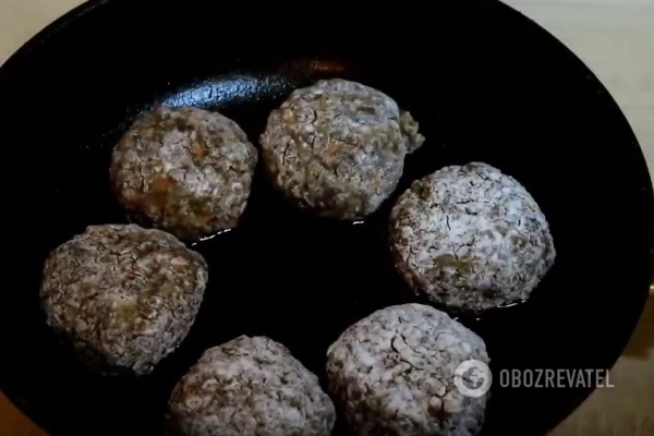 Обжариваем на разогретой сковороде до готовности