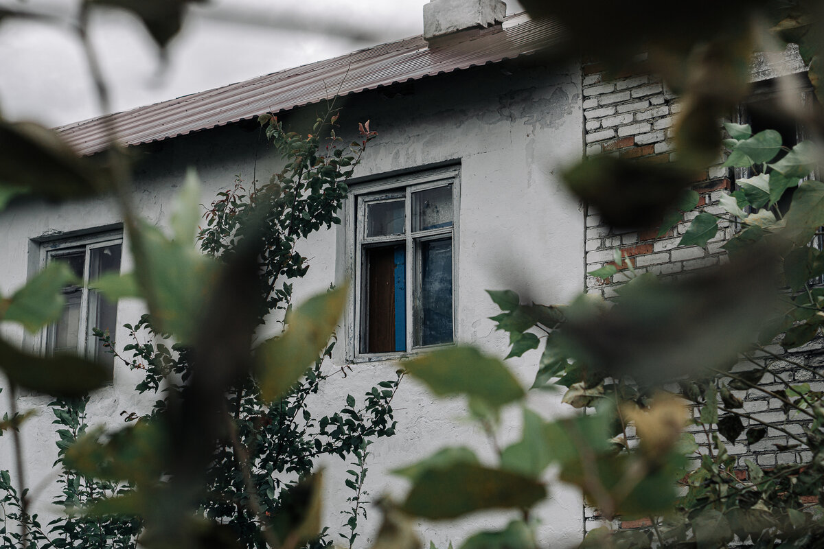 Когда-то в здании больницы располагалась школа, рассчитанная на тысячу детей.
Фото: Евгений Коноплев для ЛБ