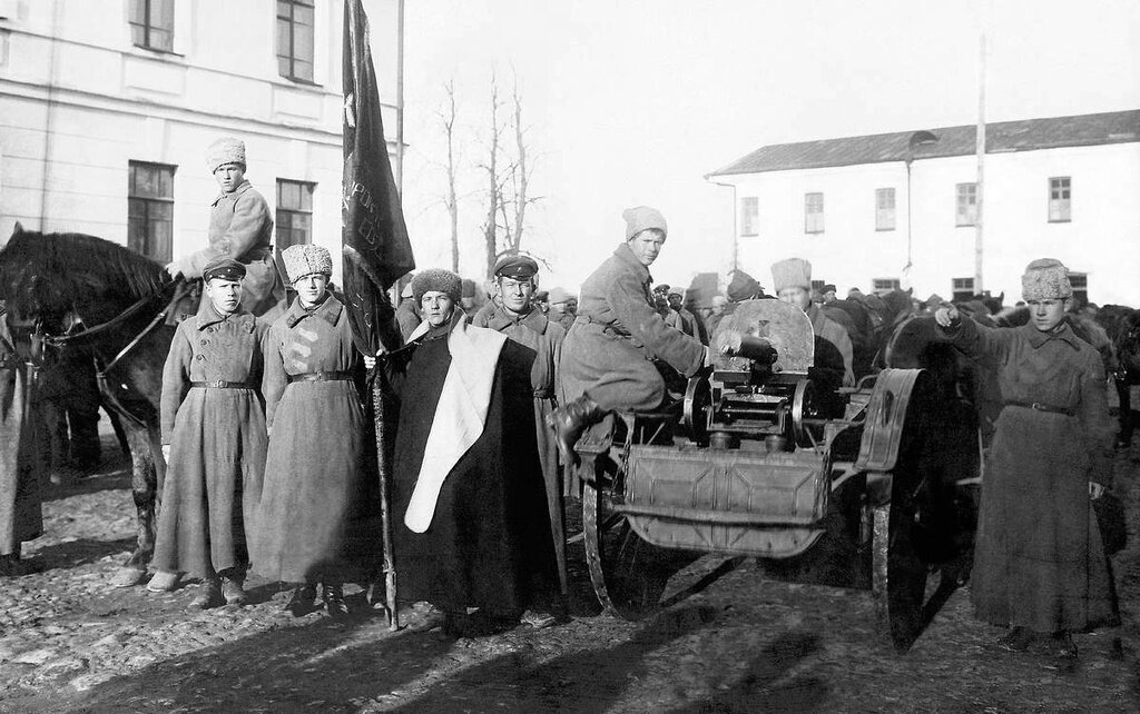 Красноармейцы в освобожденном от белых городе. Неизвестный автор, 1919 год, Государственный исторический музей Южного Урала.