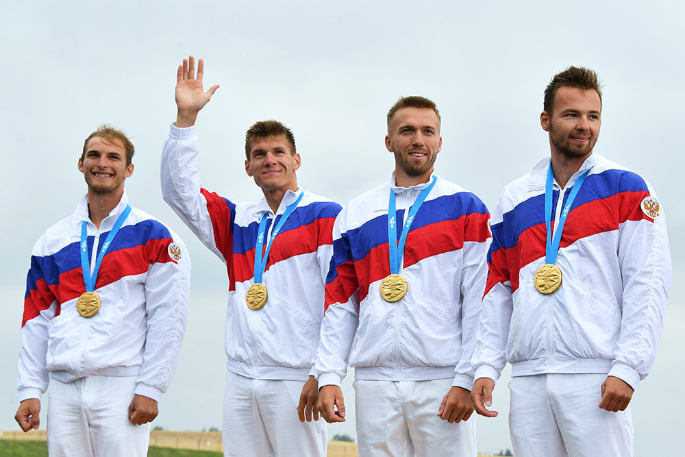 Виталий Ершов, Олег Гусев, Александр Сергеев, Артём Кузахметов (Россия), завоевавшие золотые медали в заезде каноэ-четверок на 500 м мужских соревнований по гребле на байдарках и каноэ на II Европейских играх в Минске в 2019-м году.Фото: Виктор Толочко/РИА Новости