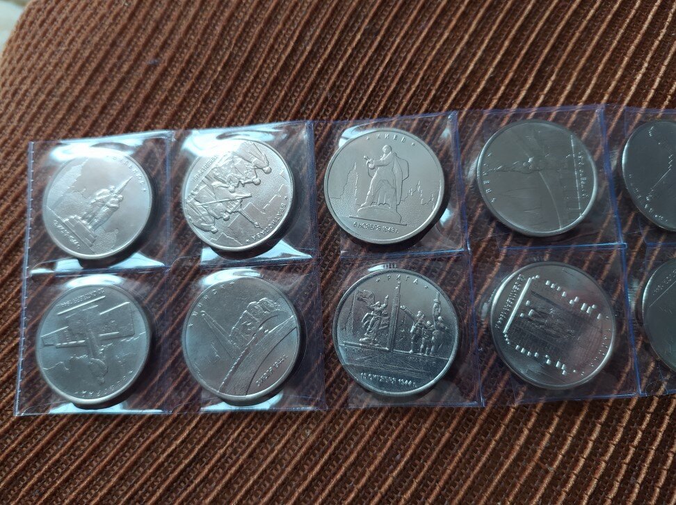 В кошельке лежало 92 рубля мелочи пятирублевые. Пятирублевая монета. Юбилейные пятирублевые монеты. Советские железные монеты. 3 Пятирублевых монеты.