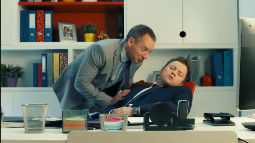 «Сергеев! Засыпал главным менеджером, а проснешься безработным...» Кадр и цитата из сериала «СашаТаня»