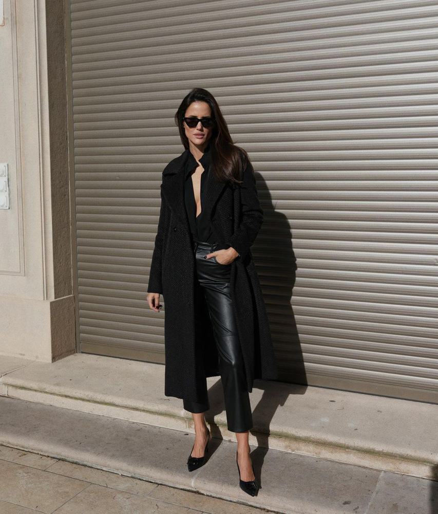 Не бойтесь чёрного - кожаные брюки разнообразят образ, и он не будет мрачным. Фото из открытых источников