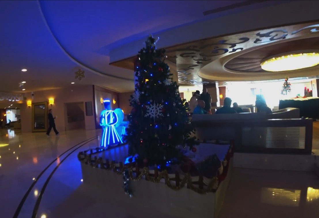 Отель в новогоднем убранстве