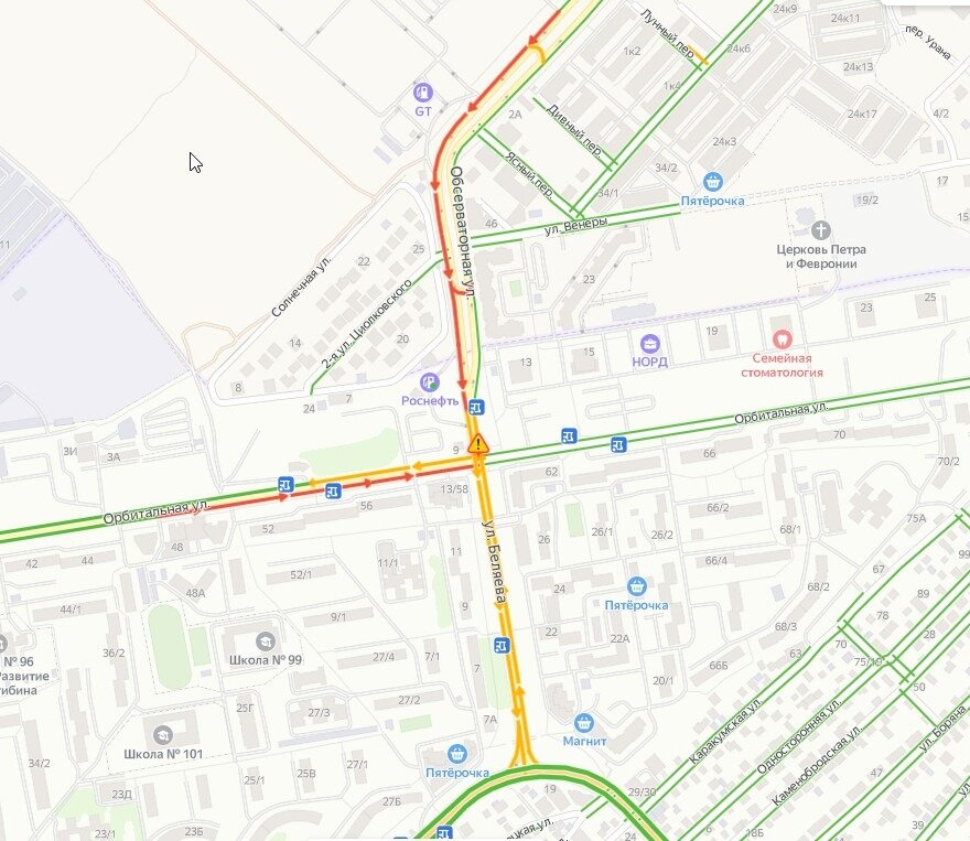 Пробка на перекрестке Беляева/Орбитальная в субботу вечером