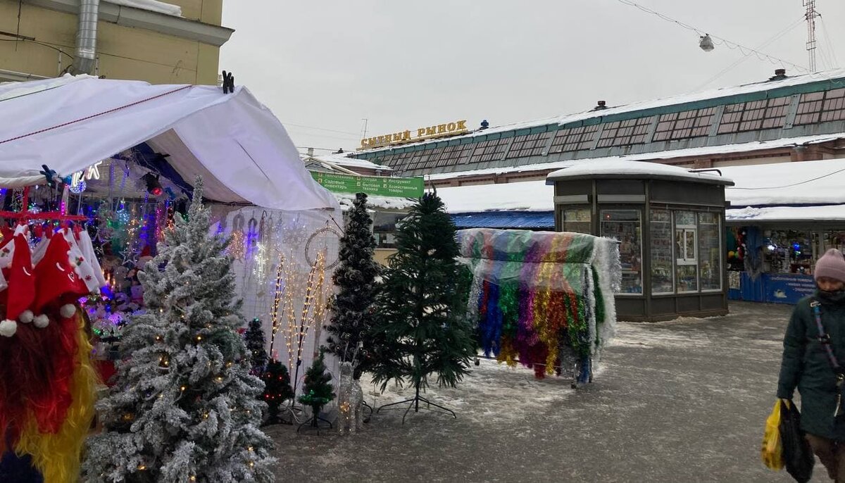 2021 год. Палатки и ларьки заполонили взор, но лет 25-30 назад здесь было гораздо теснее и шумнее. Фото из личного архива
