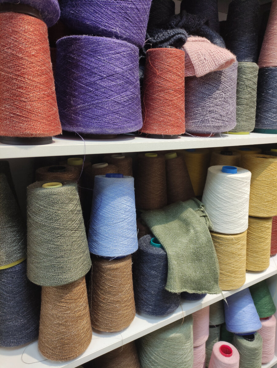 Бобинная пряжа в магазине