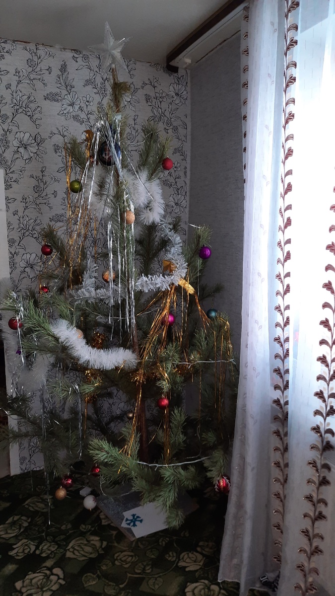 Моя новогодняя красавица. Детки сами украшали.