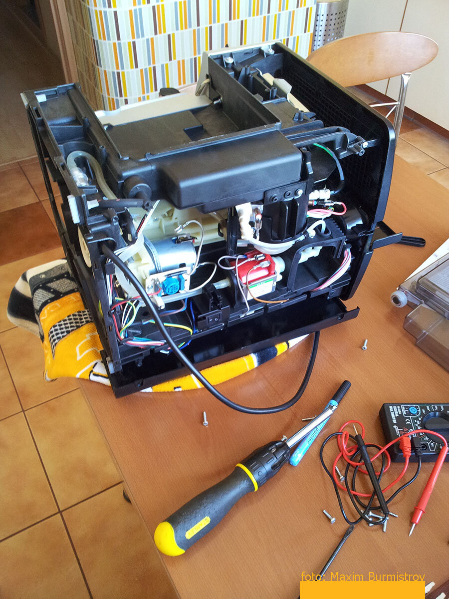 Кофемашина в стадии выявления поломки. Разобрал самостоятельно и пытаюсь докопаться до сути.