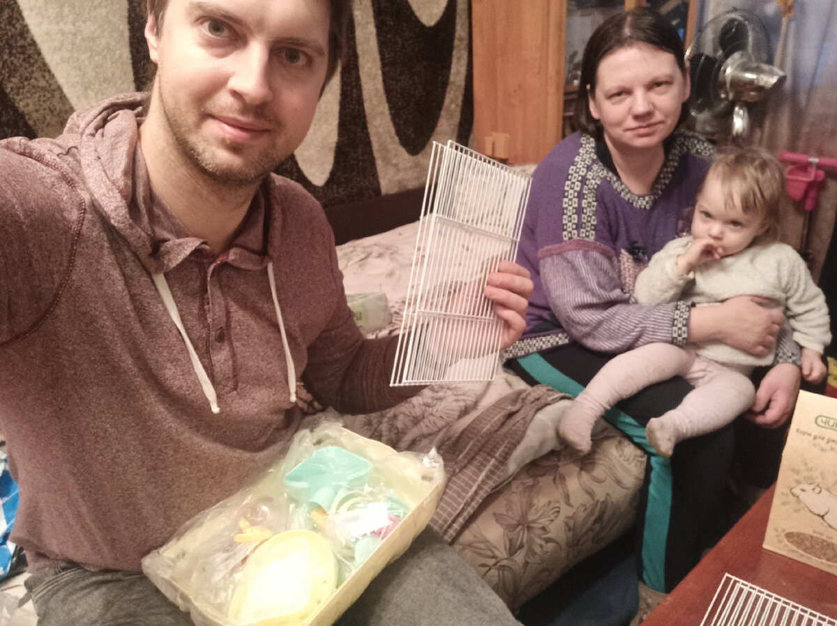 Я собираю, а Ульяна с большим интересом смотрит