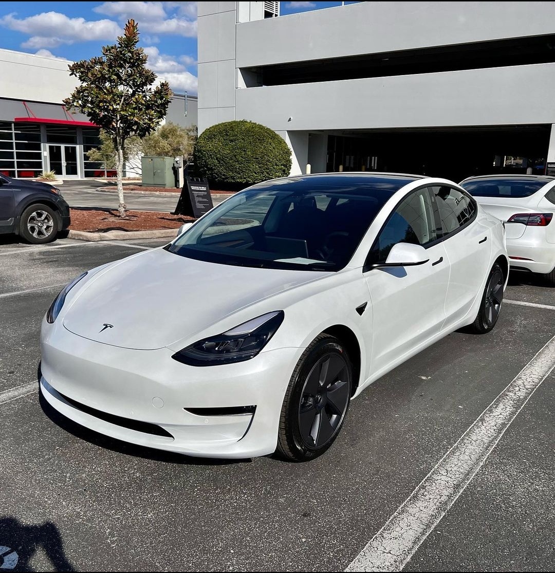 Задний привод Tesla Model 3 2022 года- 3,5 миллионов рублей.