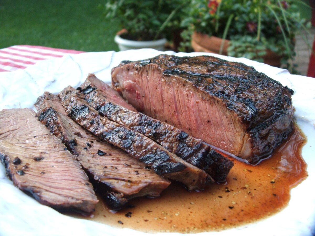 свежее мясо. стейк. стейк получился жестким. соленое мясо. жареный стейк.