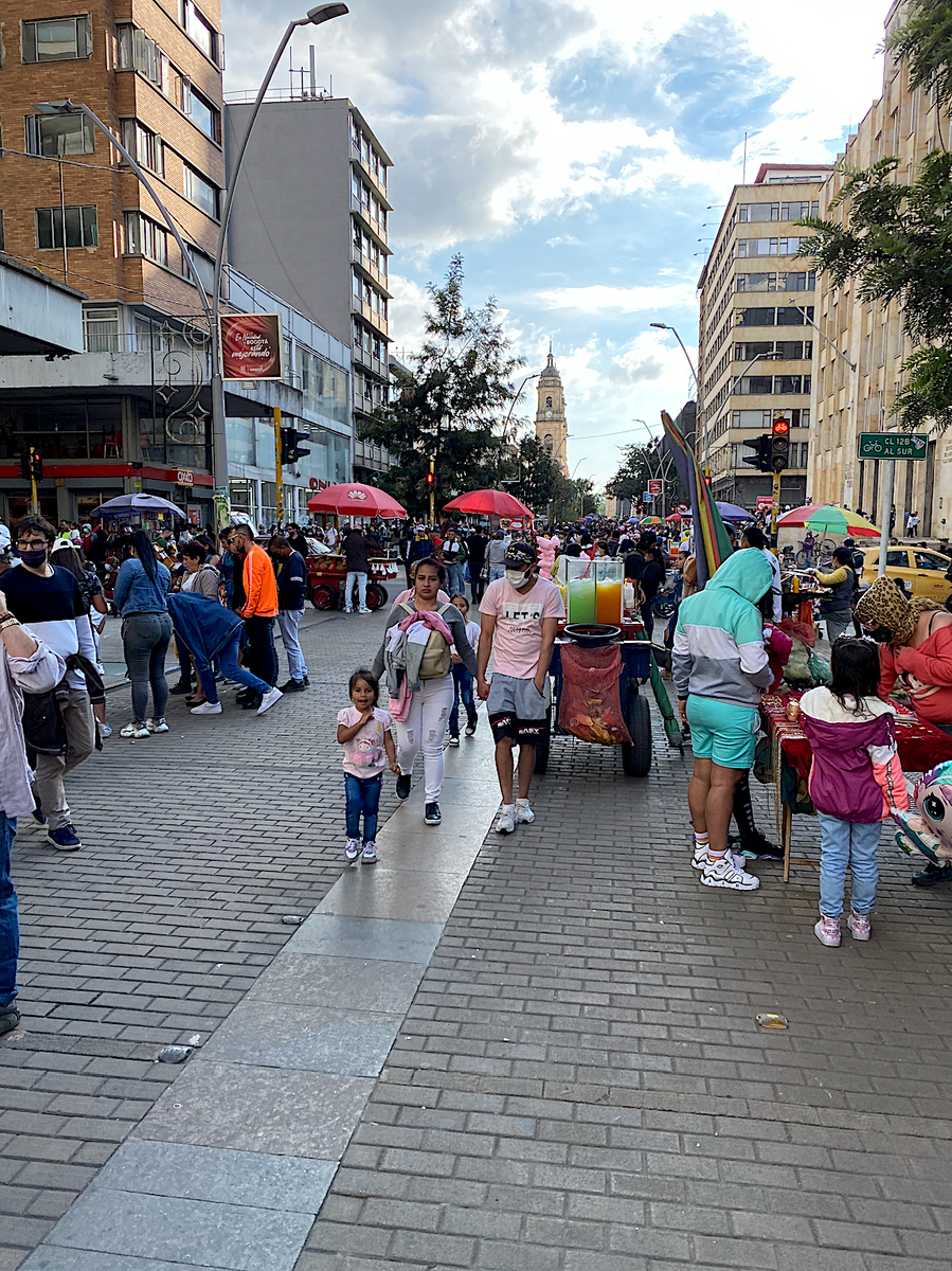 Воскресение, в центре много народа. 