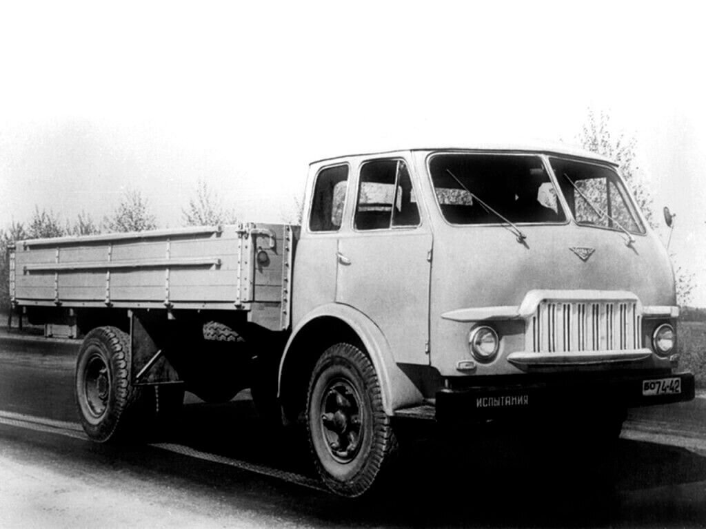 Минские дизайнеры экспериментировали с обликом пятисотого. Адрес иллюстрации: https://all-auto.org/uploads/posts/2017-02/1486032378_maz-500-35.jpg  