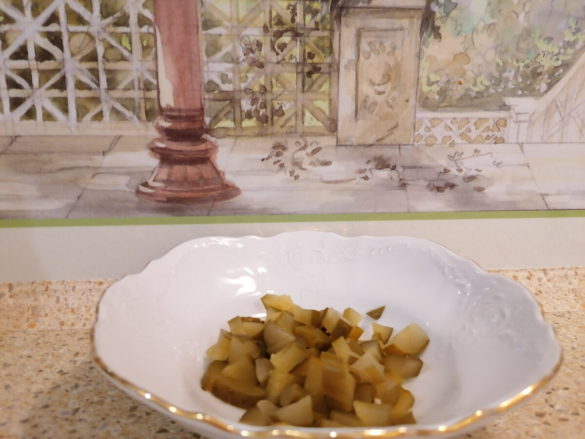 Фото автора. Соленый огурец для салата нарезан мелкими кубиками