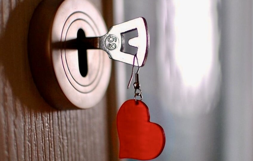 Быть надежной и простой. Ключ в двери. Дверь в любовь. Дверь в сердце. Сердце закрытое на замок.