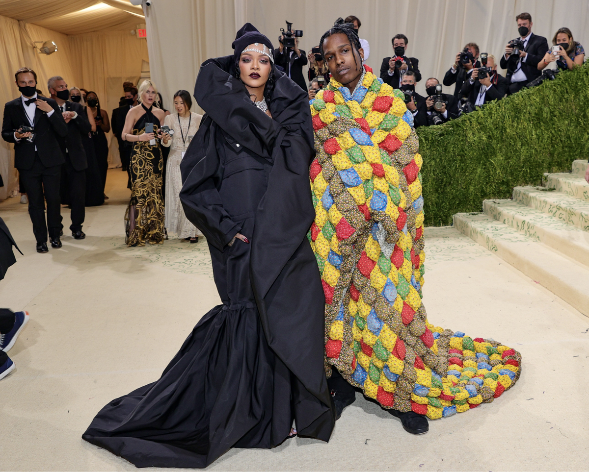 Мы видели Рианну и ASAP Rocky на Met Gala, где её стеганый аутфит надолго приковал внимание камер. Это было еще одно испытание для пары: оба — творческие люди, и оба самовыражаются одеждой.