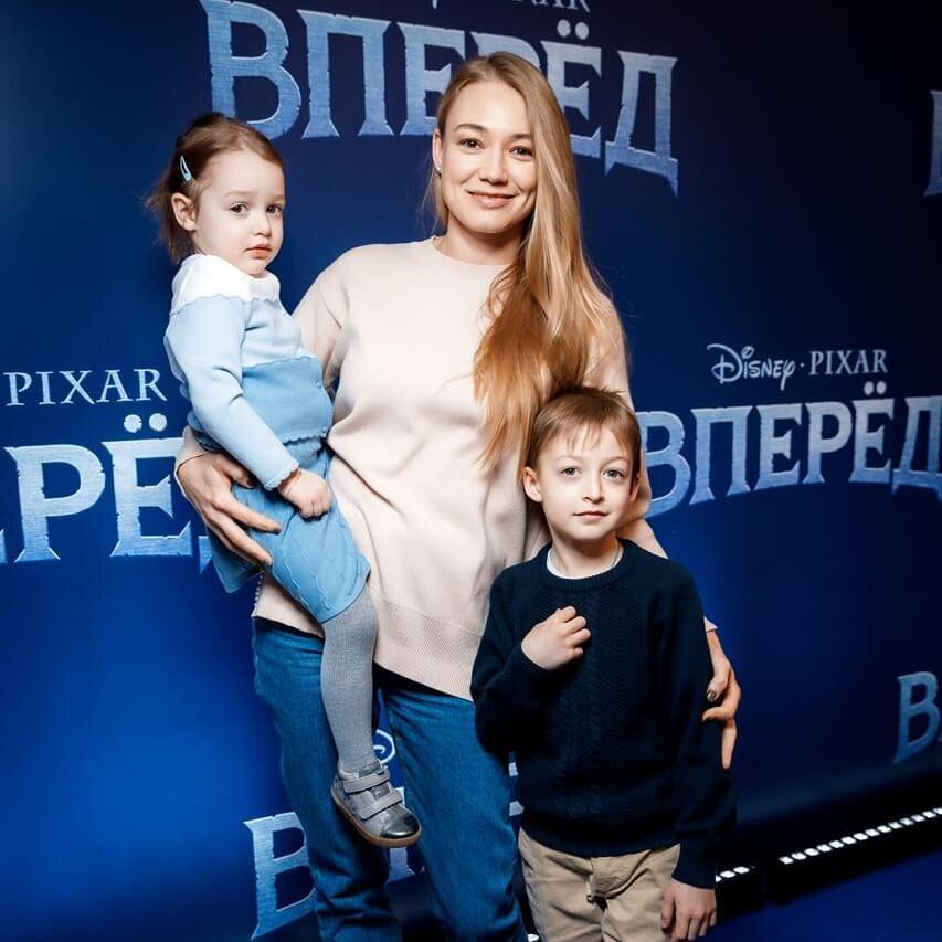 Оксана Акиньшина с детьми Костей и Эмми