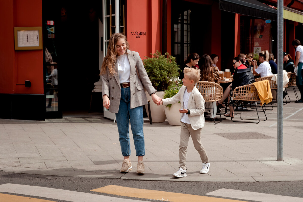 2- Патриаршие пруды. Излюбленное место большинства фотографов. Сам пруд не очень привлекательный, а вот улицы вокруг и разнообразные кафе отлично смотрятся в кадре.
