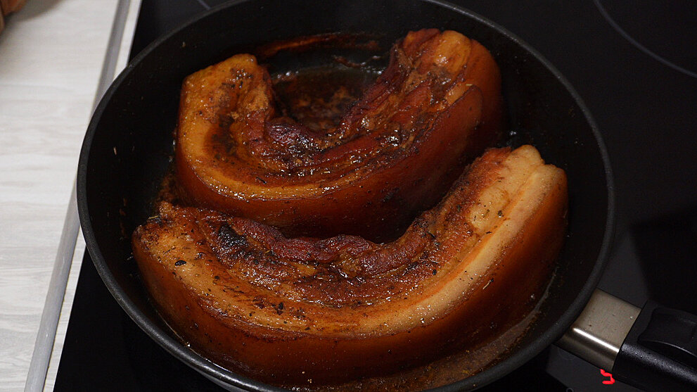 Запеченная грудинка с медом соевым соусом рецепт о небудни. Грудинка в соевом соусе варить в кастрюле. Грудинка в соевом соусе. Стс просто кухня из 5 килограммовой грудинки приготовили блюдо. Вареная грудинка тушеная в соевом соусе с крахмалом на сковороде.