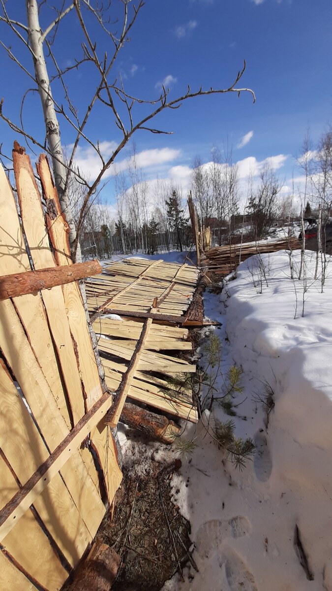 Забор устал, прилег на часик отдохнуть.