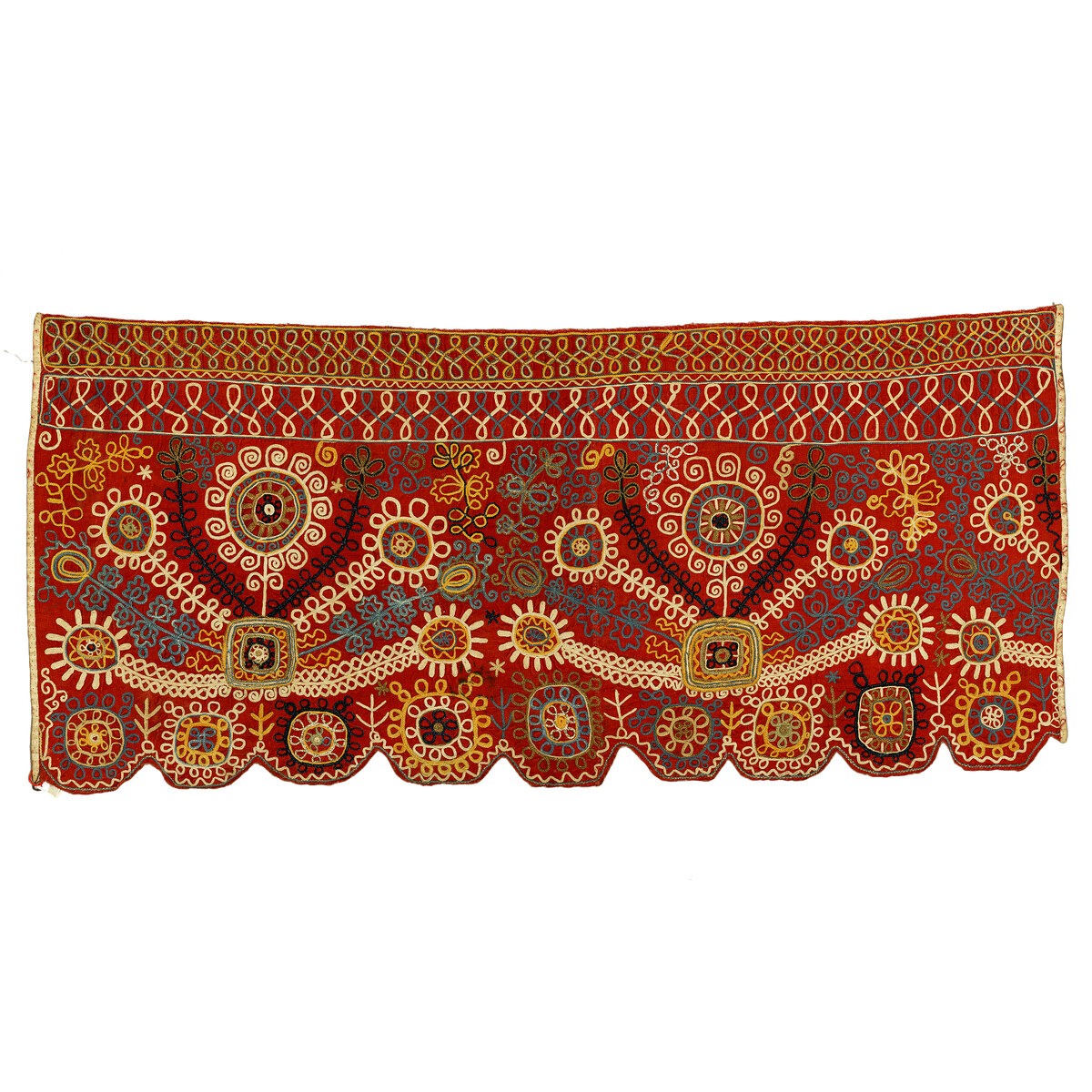 Конец полотенца Костромская губерния Середина XIX века
Кумач, ситец, хлопчатобумажные нити, шерстяные нити, золотные нити; вышивка «тамбур»