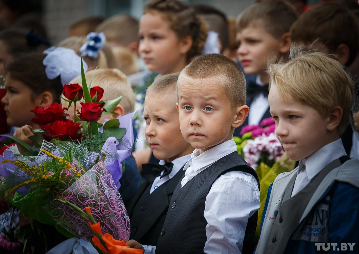 Фото первоклассников. Первоклассники. Первоклассники на линейке. Школьники на линейке. Первоклассница на линейке 1 сентября.