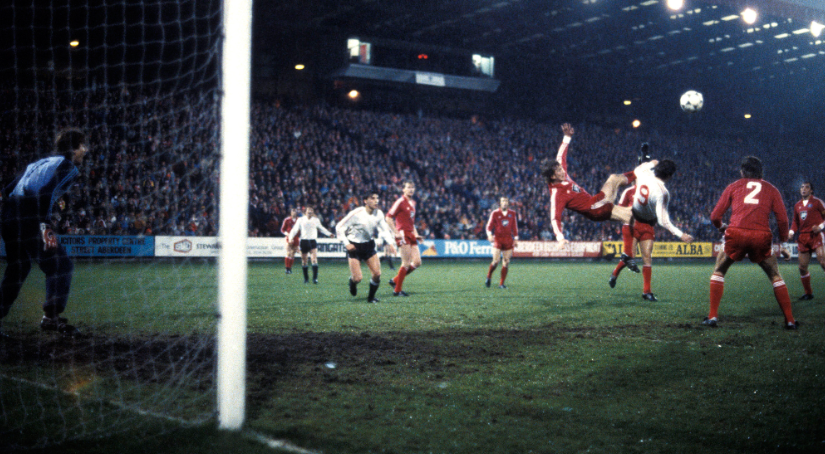 Кадры из финального матча за Суперкубок, между Абердином и Гамбургом