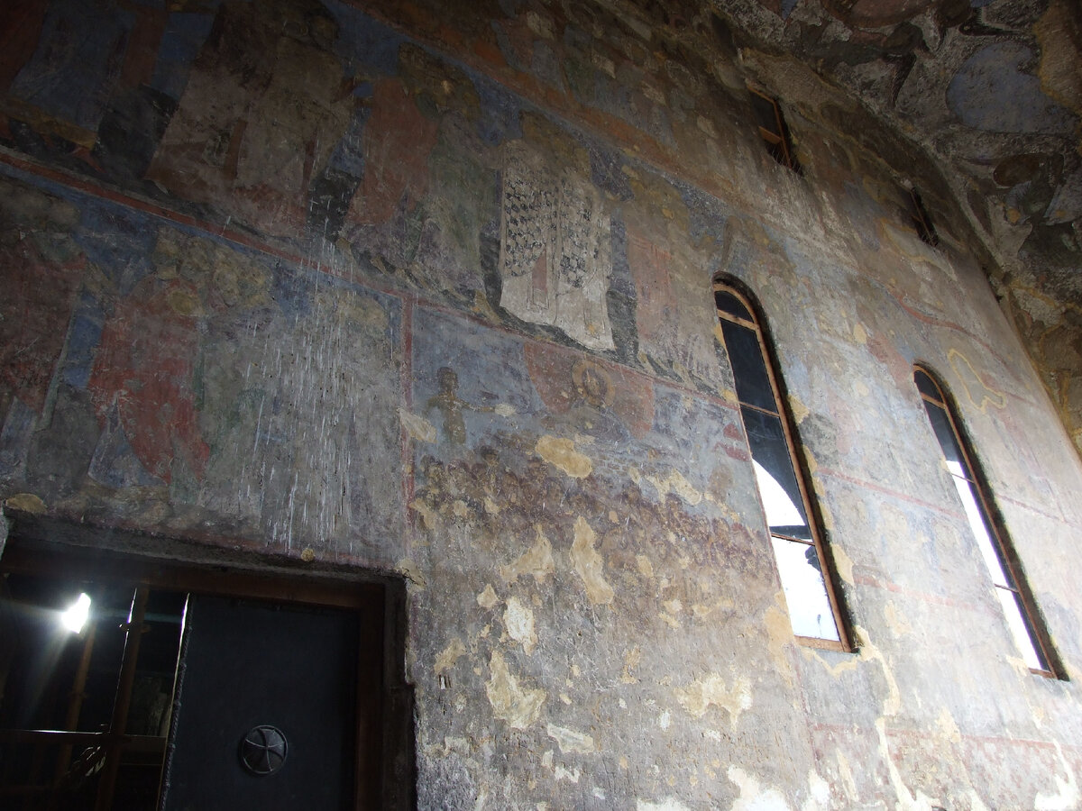 Фрески в скалах (фото автора)