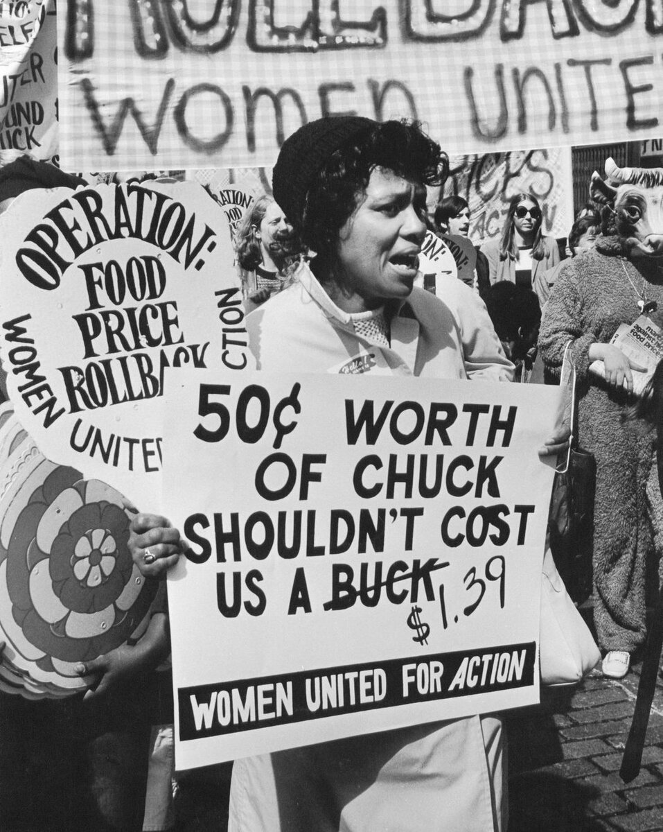 Американки в Нью Йорке протестуют против повышения цен на продукты питания. 1972 год. "Говядина, цена которой 50 центов, не должна стоить 99 центов (перечёркнуто), $1.39".