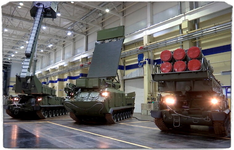 Источник: ТК Звезда. Слева направо: РЛС обнаружения низколетящих целей 9С36М, РЛС обнаружения и целеуказания 9С18М3 и СУО 9А317М, также оснащённая РЛС и способная работать автономно - выбранная концепция показала свою высочайшую эффективность. 