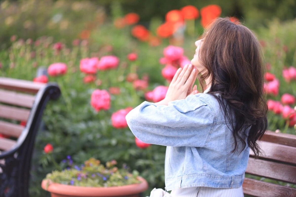 Душа - великий секрет! И когда Душа на месте- это Великое Счастье!

В Душах наших много спрятано секретов.
Самых ярких, разных, ценных самоцветов.
В рудниках подземных с ночи до рассвета
Ковыряем нервы в поисках ответов!

Души рвем на части и себе и близким
Мы живем годами в позе эгоистки,
И сбежать не можем и остаться страшно,
Первый шаг навстречу больно и опасно…

Может выдрать  с корнем ссоры и обиды,
Но застряли чувства, словно в паутине.
И открыть не можем каменную дверцу,
И страданья наши, как занозы в сердце.

Прикасайтесь нежно, бережно к Душе,
Мягко, словно первый снег к Земле,
Как к младенцу мама, нежно и любя,
Исцелите сердце, а не то все зря.

Разорвать те сети трудно одному,
И разрушить важно эту западню.
Расскажи о главном, я тебя пойму,
А принять решение важно самому.

Снежана Дудырева

🍀Индивидуальное сопровождение до результата с использованием методов психотерапии ( гипноз, когнитивная психотерапия, телесно-ориентированная)
В чем истинная цель, в чем моя миссия? Один из частых запросов этого года.