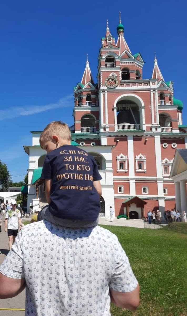  Были сегодня с родными в Саввино-Сторожевском монастыре под Звенигородом...  Помолились. Восхитились.  Почистились. Как же величественна Россия.