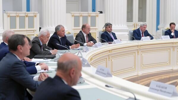    Участники встречи президента России Владимира Путина c руководителями и лидерами фракций Государственной Думы РФ© РИА Новости / Алексей Никольский