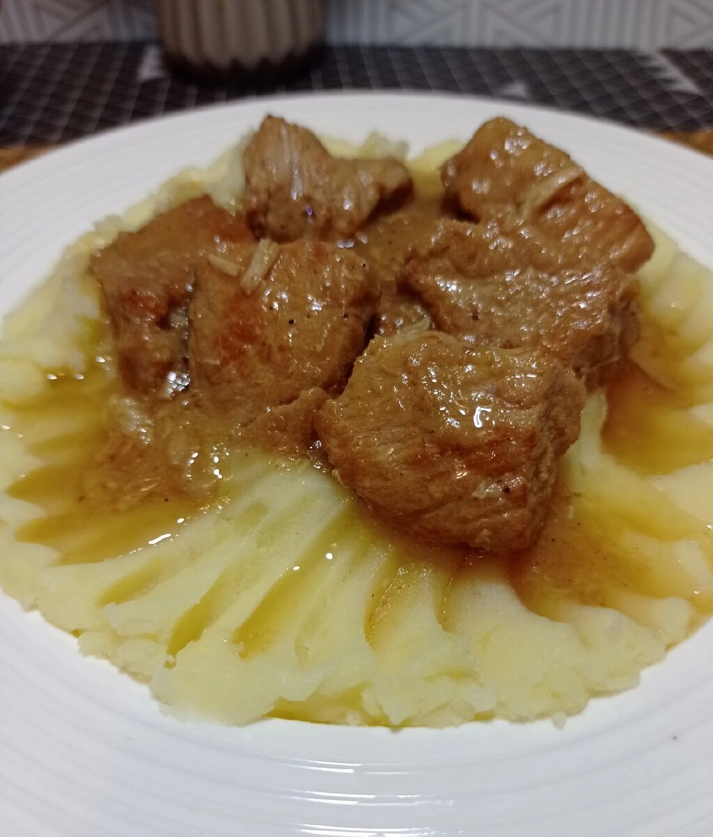 Полная кастрюлька с мясом на несколько дней. А гарнир к нему любой, свежеприготовленный Полная кастрюлька с мясом на несколько дней. А гарнир к нему любой, свежеприготовленный