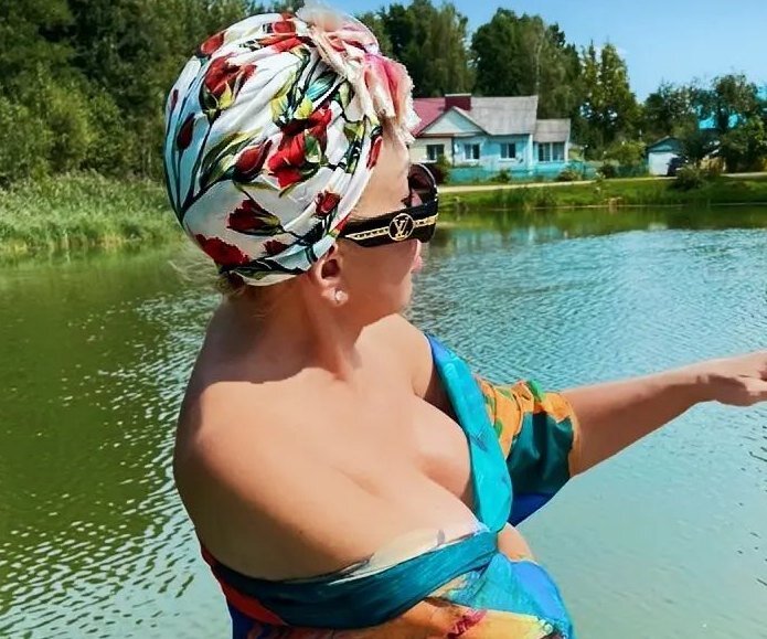     «Злые языки говорят, что я уехала в США»: Любовь Успенская обнажила грудь у реки в России