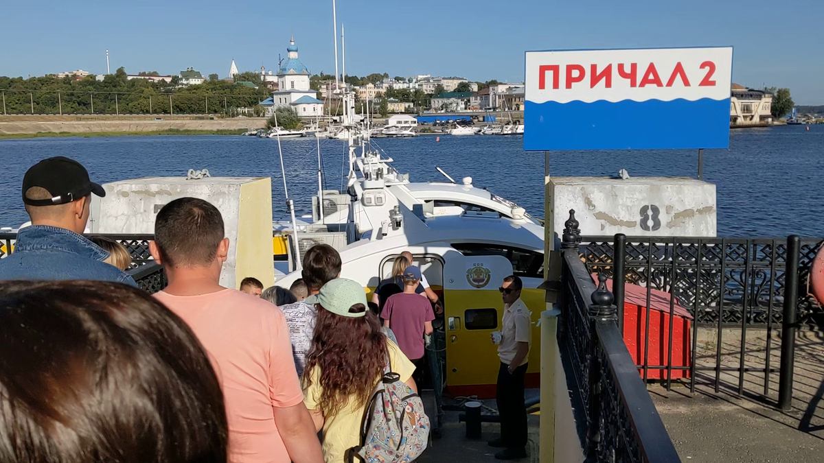 Например, в Чебоксарах посадка велась с передней стороны, а в Свияжске уже через люк