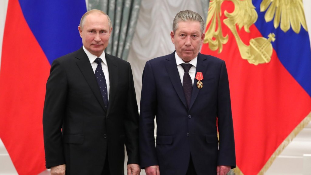    фото – Кремлин.ру. Владимир Путин вручает г-ну Маганову Орден Александра Невского