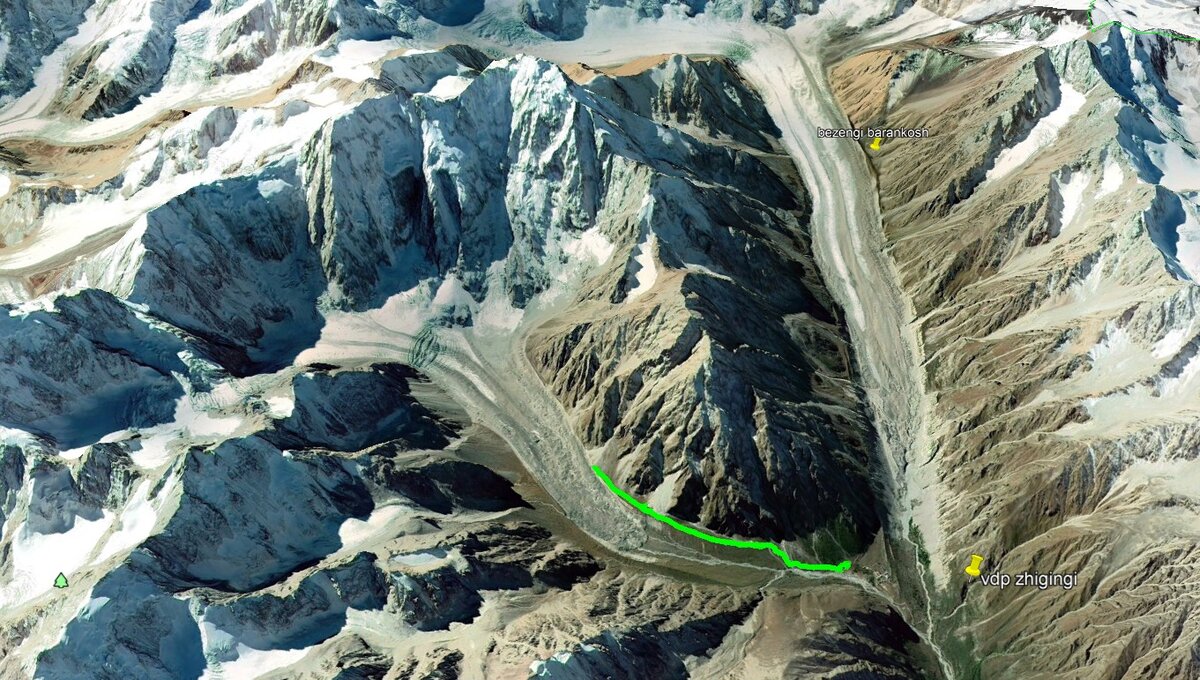 Желтая линия - наш путь. По орографически левой стороне ледника, между ледником Мижирги и пиком Брно