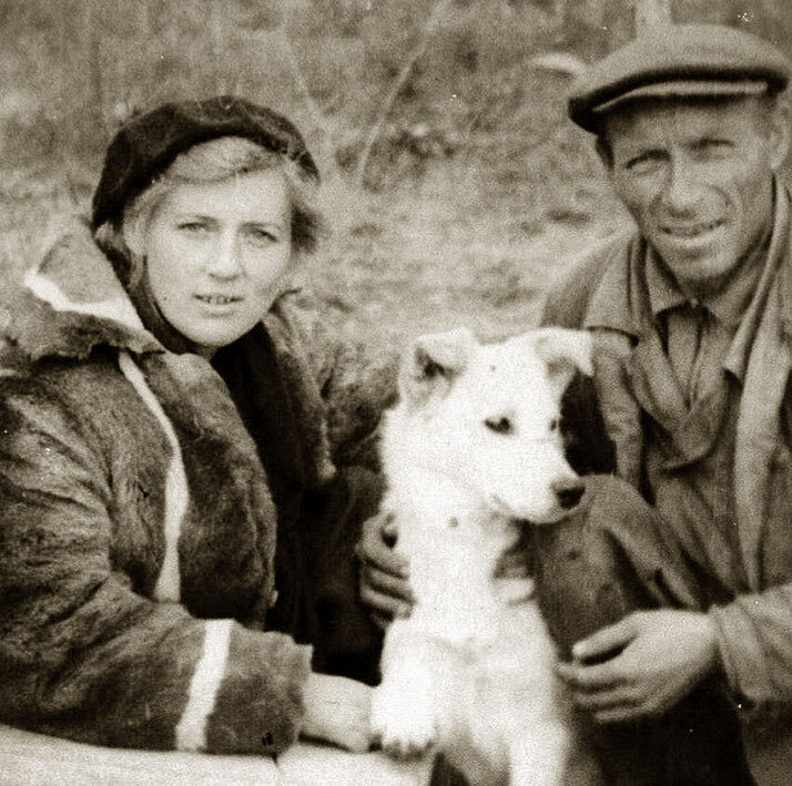 Лариса Попугаева, помощник– лаборант Федор Беликов и пёсик по кличке Пушок. Фото из открытых источников