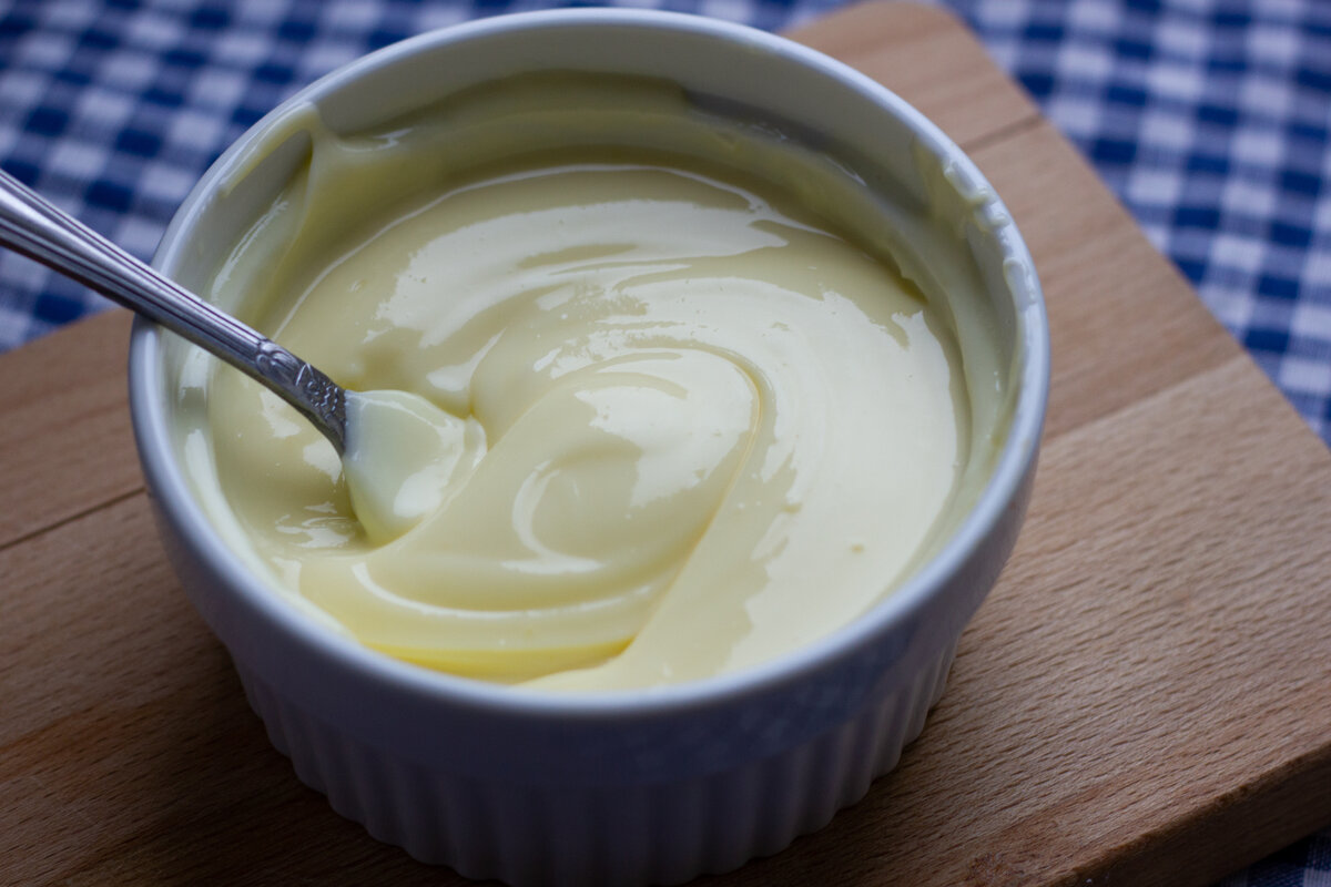 Я обычно ставлю опару в духовку с минимальным нагревом и туда же отправляю масло