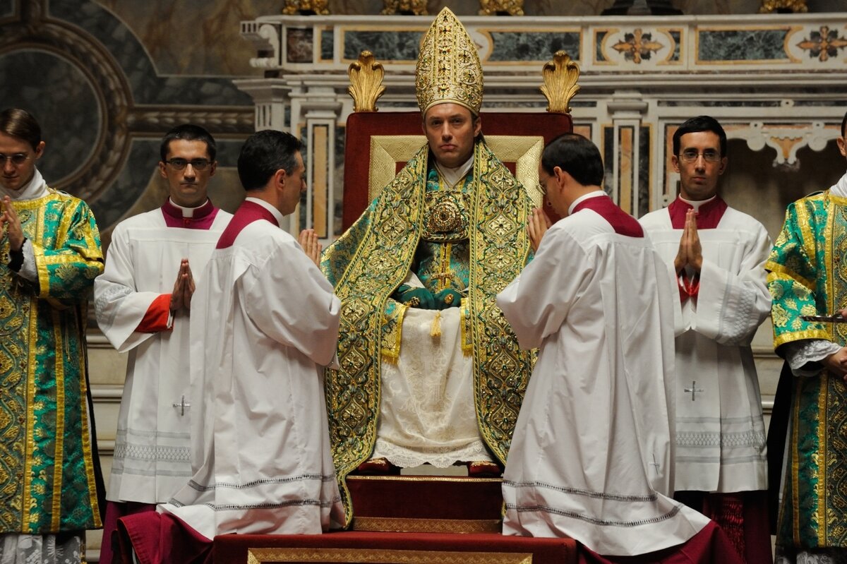 Фото с сайта: https://media.kg-portal.ru/tv/y/youngpope/images/youngpope_19.jpg